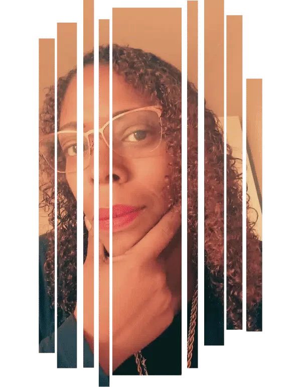 Foto da autora de "Expanda seu negócio com TikTok Ads". Mulher negra, vestindo blusa preta em um fundo rose.